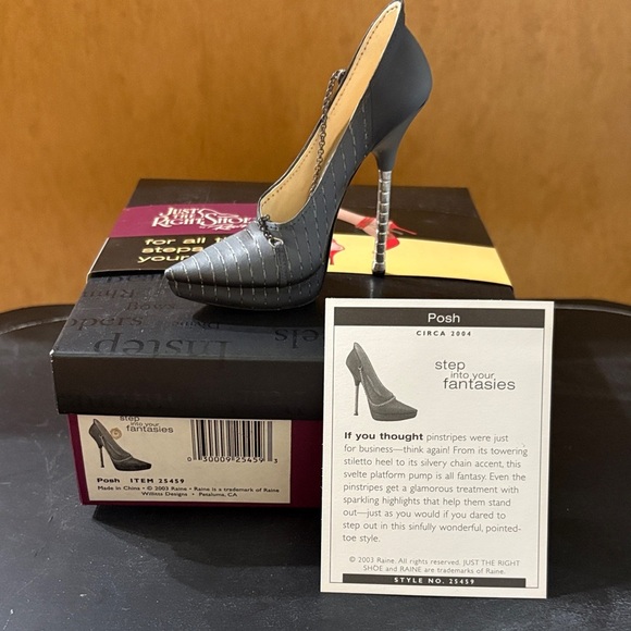 Just The Right Shoe Elegant Black Heels - Picture 2 of 5